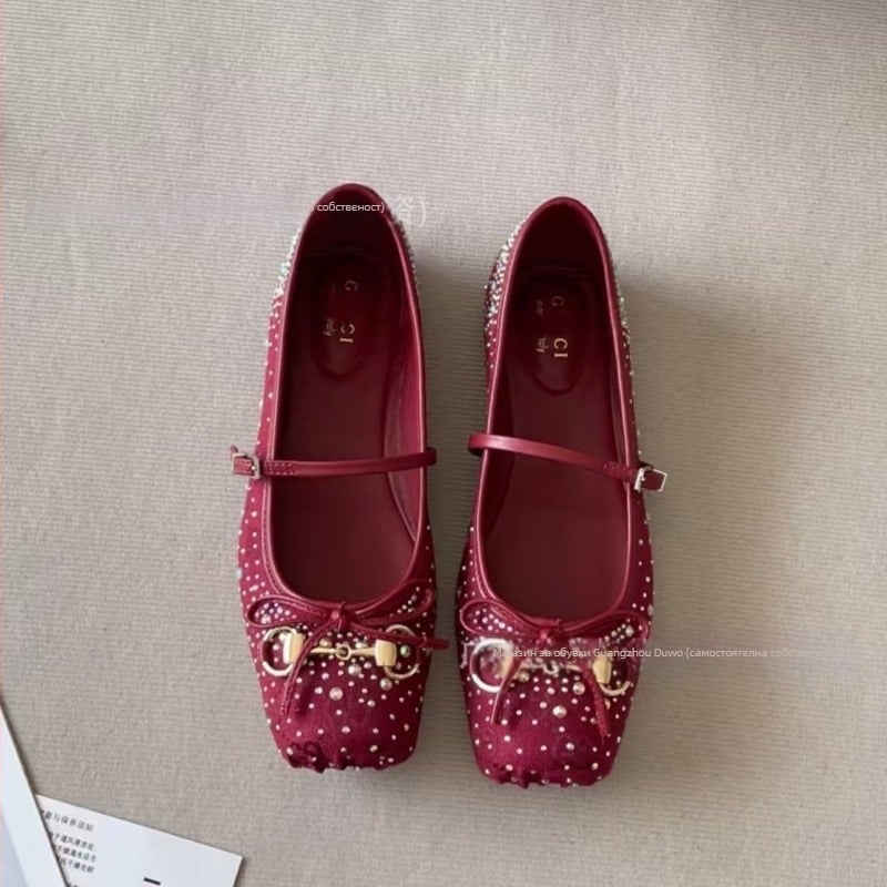 Балетни обувки с платнена горна част, закръглен нос, връзки отпред, гумена подметка и нисък ток 1–3 см