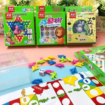 Детски мултиигрален настолен комплект за игри: Gomoku, Jungle Chess, Checkers и Ludo; пластмасова конструкция, за деца 4–14 г.; образователен, интерактивен и подходящ за семейна игра.