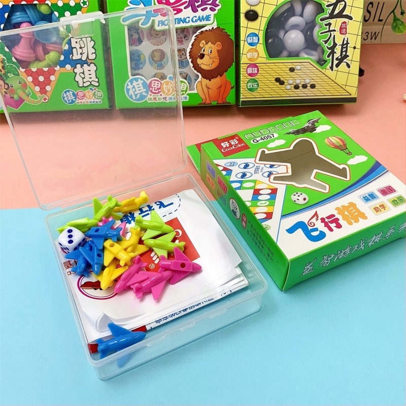 Детски мултиигрален настолен комплект за игри: Gomoku, Jungle Chess, Checkers и Ludo; пластмасова конструкция, за деца 4–14 г.; образователен, интерактивен и подходящ за семейна игра.