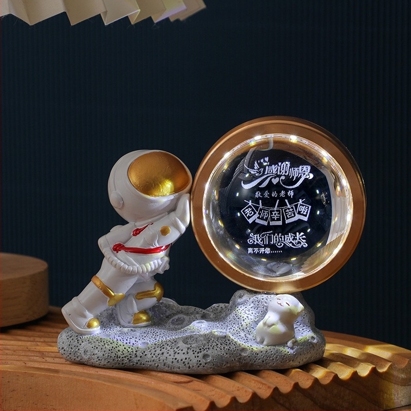 Астронавтска 3D гравирана кристална сфера - нощна светлина USB за бюро, декоративен елемент за спалнята