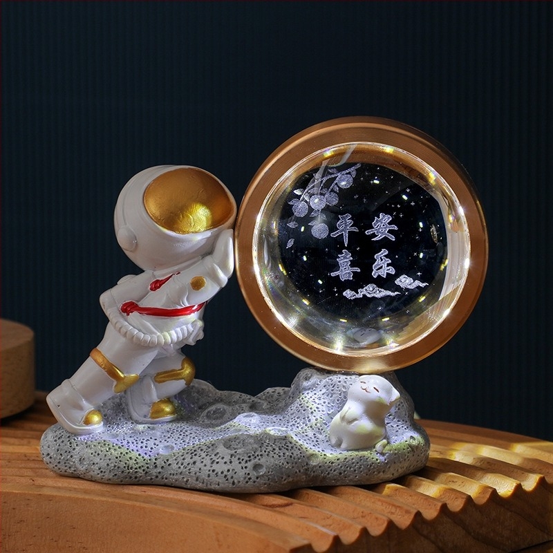 Астронавтска 3D гравирана кристална сфера - нощна светлина USB за бюро, декоративен елемент за спалнята