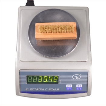 Маникюрна четка с дървена дръжка и свински косъмчета — нетно съдържание 40 g, произход Zhejiang, марка Blue ZOO