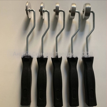 Ръчен дефоамиращ валяк за стъклопластика (Ø50 мм барабан, Ø50 мм вал, 10 мм стенна дебелина, алуминиев сплав)