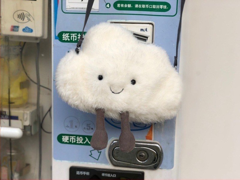 Плюшена чанта през рамо във форма на облаче, модел облак, с цип и памучна подплата