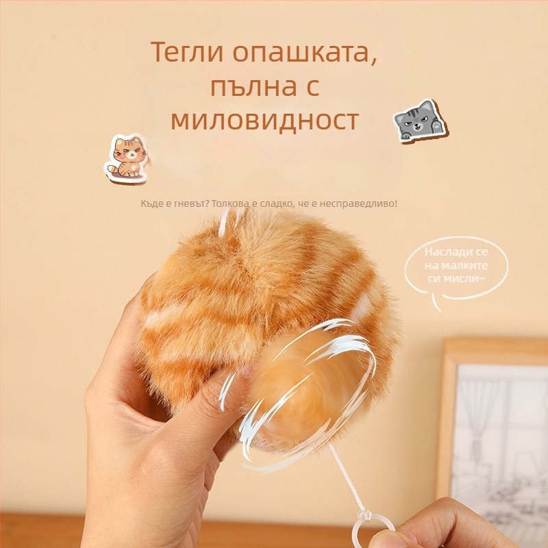 Котешка плюшена играчка с дръпващ се шнур, въртяща се опашка и пищящ звук; кадифена повърхност, пълнеж PP памук; за деца 7–14 години.