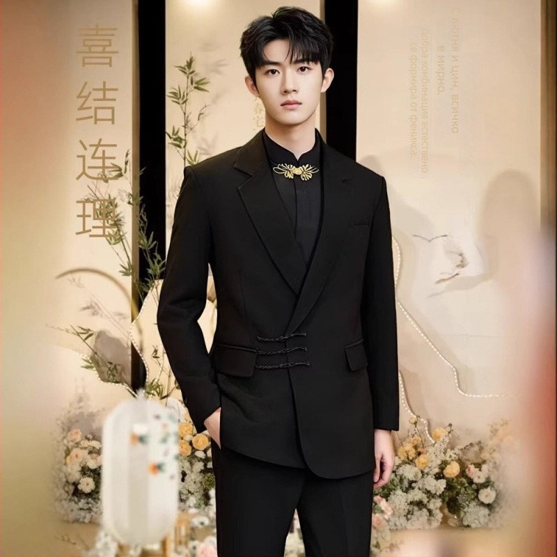 Формален мъжки костюм – Slim fit, яка костюм, три реда по три копчета, основна материя: полиестер, подплата: полиестер