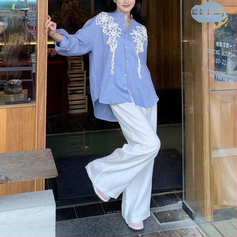 Ленен костюм за жени: риза с бродерия и панталони с висока талия и широки прави крачоли, дълги ръкави, ежедневен стил за пътуване, пролет 2025