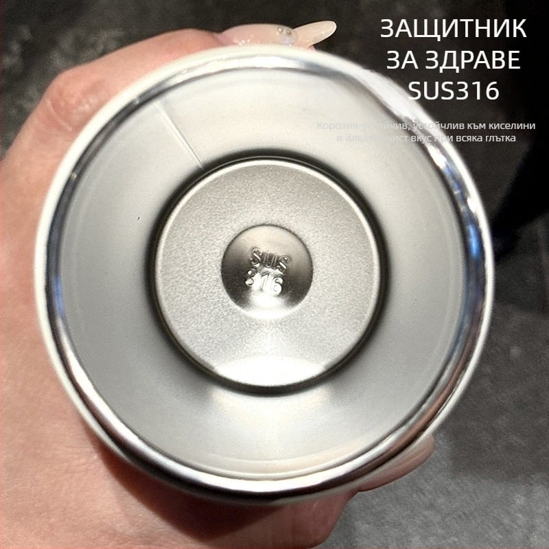 Изолирана чаша с вътрешен съд от 316 неръждаема стомана, външен корпус от 201 неръждаема стомана, вакуумна изолация 6–12 ч, презрамка за носене и капачка със сламка, персонализиране чрез лазерно гравиране или ситопечат.