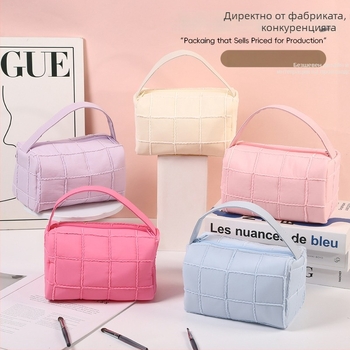 Козметичен несесер в Инс стил, полиестер, едноцветен модел, с цип, марка tatadu