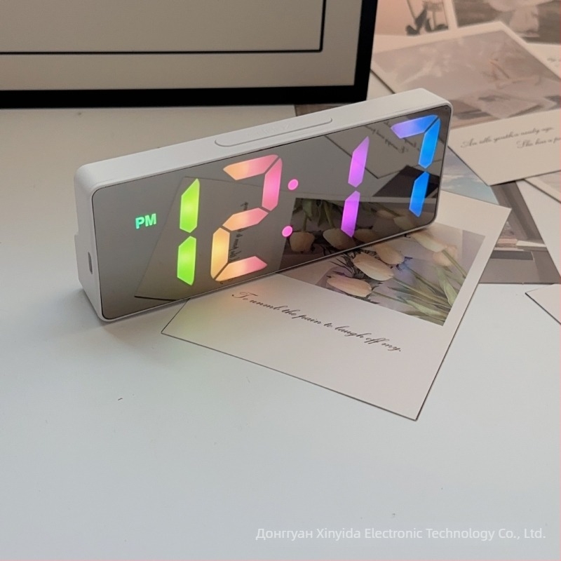 Будилник за дневна с LED дисплей, термометър, календар, нощно осветление и безшумен ход