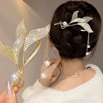 Candy Heart цинкова сплав усукващ клип за коса с помпон, висококачествен изискан дизайн, диамантено покритие