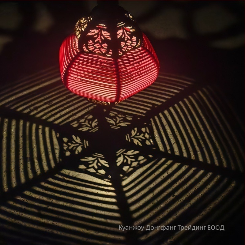 Соларен външен висящ прожекционен фенер в стил Барок с желязна украса и ратанова мрежа – IP44, 0.05 W, 1.2 V, 13×13×65 cm, 6–12 ч светене