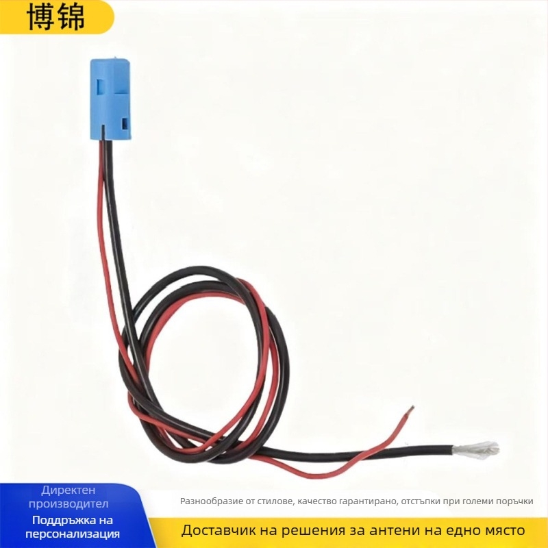 Усилвател за автомобилна антена с 18 dB усилване, монтаж чрез plug-in, универсална съвместимост, работа на 12V