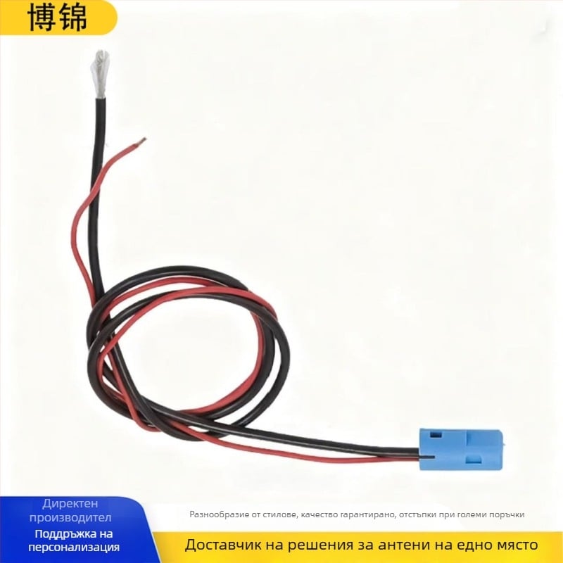 Усилвател за автомобилна антена с 18 dB усилване, монтаж чрез plug-in, универсална съвместимост, работа на 12V