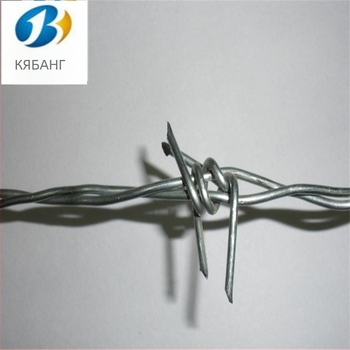 Мрежа от бодлива тел с горещодипан стоманен проводник, двойно усукана конструкция, дясно завиване, якост на опън 450–1200 MPa, подходяща за железопътни и пасищни огради
