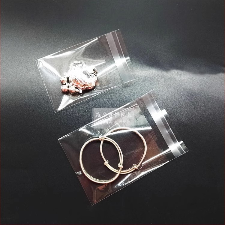 Пластмасова самозалепваща се прозрачна торбичка за съхранение на бижута (90% първична суровина; производство: blow molding, printing, bag making; материал: пластмаса)