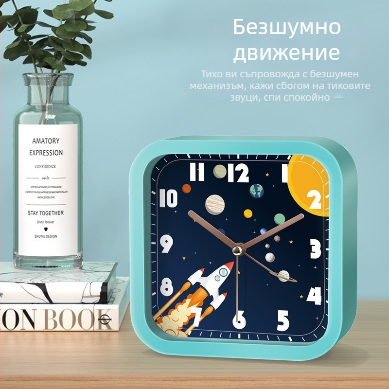 Будилник за деца със звезден небе и астронавт — детски карикатурен дизайн, тих режим, батерийно захранване, пластмасов корпус, пластмасов циферблат, стъклена огледална повърхност
