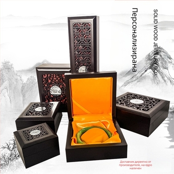 Дървена кутия за бижута с гравировка и жълта копринена облицовка, подходяща за гривни, бисери и колиета; модел 99, универсална опаковка, възможност за печат на лого