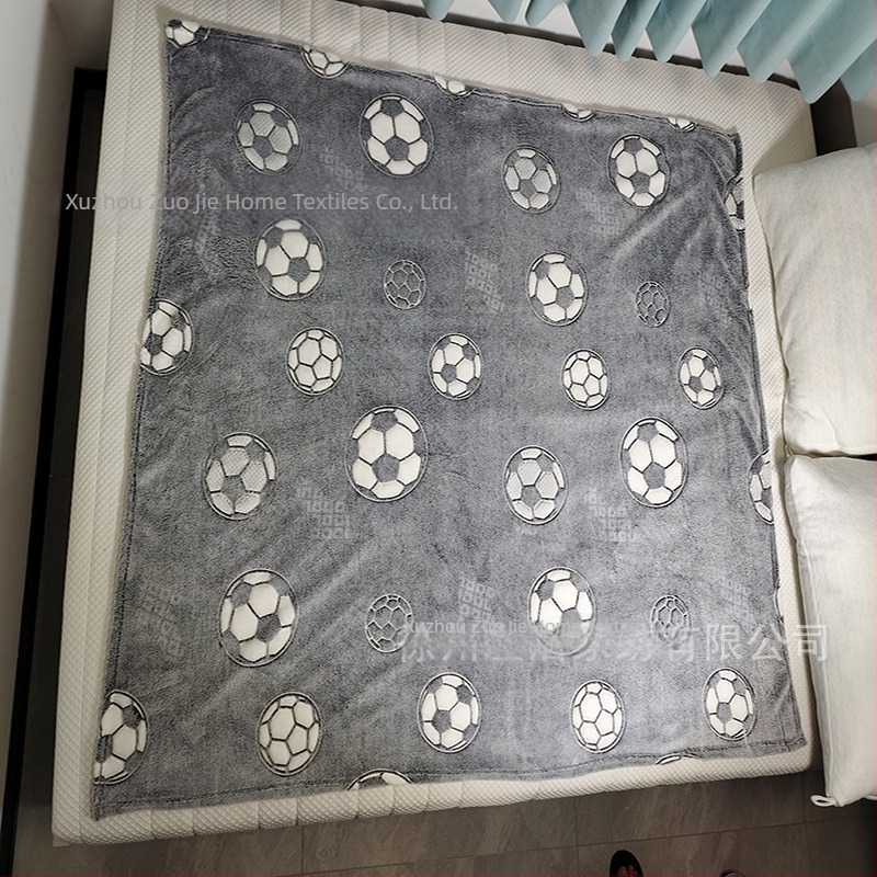 Светещо в тъмното футболно одеяло с карикатурен дизайн, полиестрово легло одеяло, за всички сезони, анимационен мотив, стил карикатура
