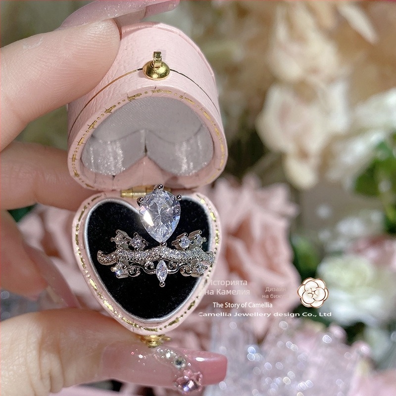 Дамски пръстен с корона, меден корпус, позлатени вложки от изкуствени камъни, модерен дамски стил