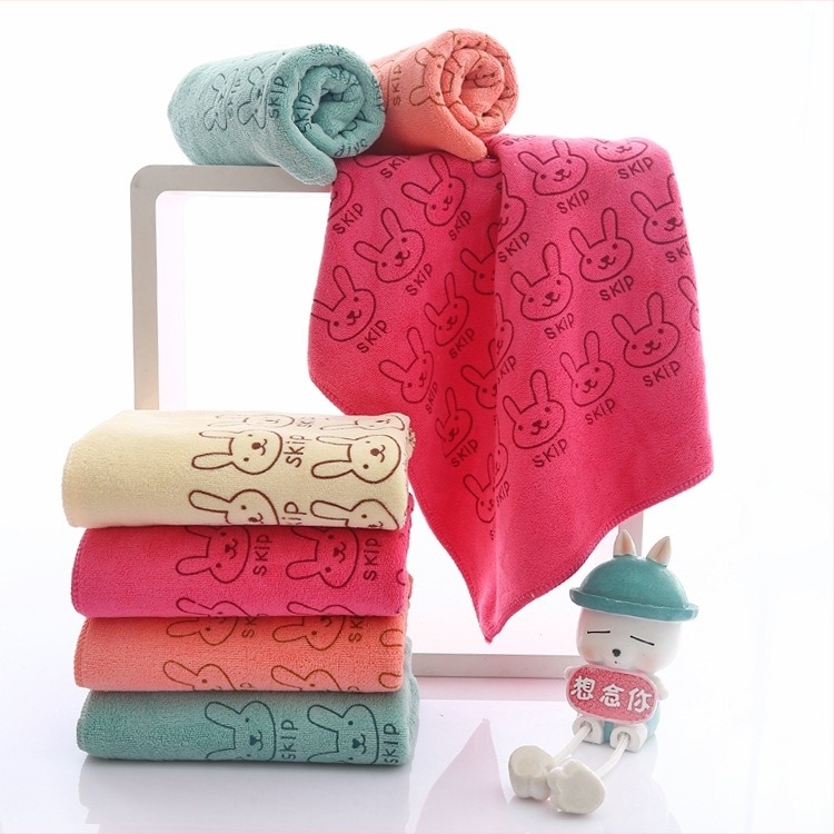 Кърпа за лице от суперфинно влакно | персонализирано лого по поръчка | тегло 50–80 g | основен компонент: полиестер | производствен процес: подгъв, нарязана купчина, права тъкан