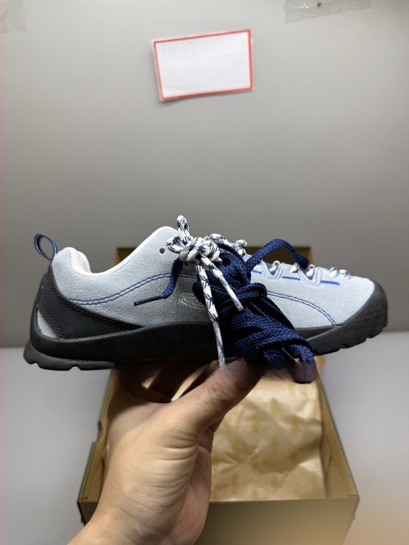 Хайкинг обувки със замшев горен материал, вулканизирана гумена подметка, унисекс, нисък връх, остър нос