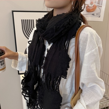 Шал от овча вълна, плетен по технология Warp – топъл за всички сезони, пуснат през есента 2024 г.