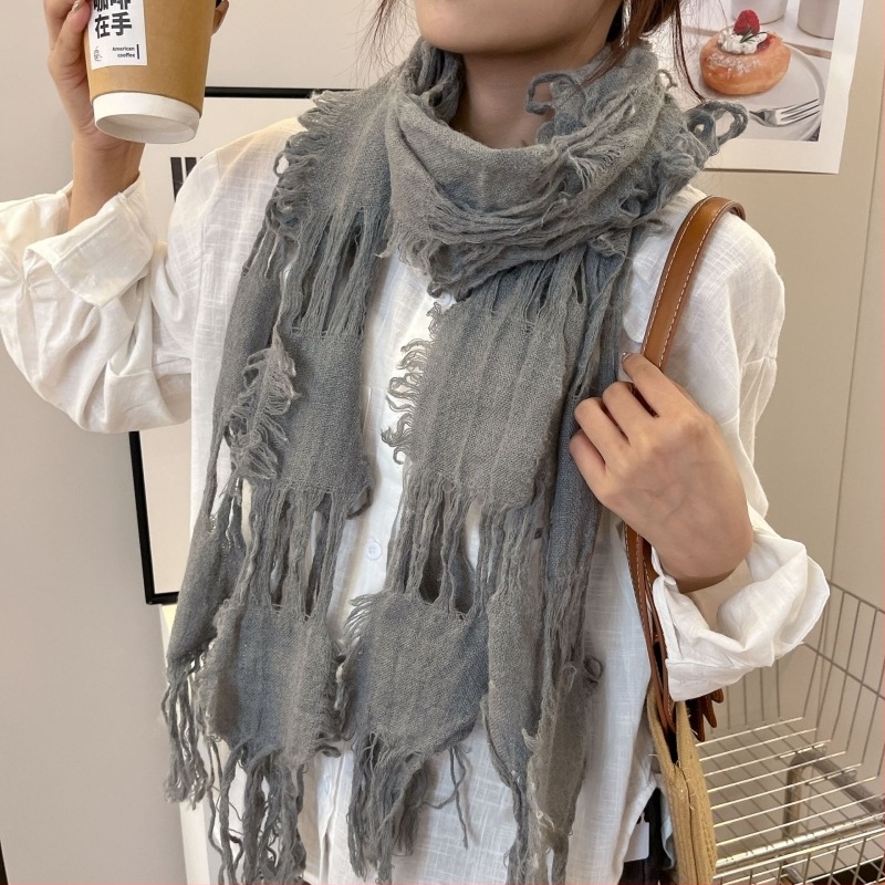 Шал от овча вълна, плетен по технология Warp – топъл за всички сезони, пуснат през есента 2024 г.