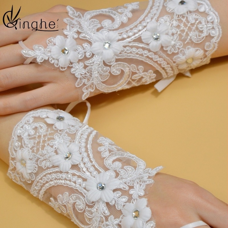 Дантелени булчински ръкавици със декоративна лента и акценти върху пръстите — прост стил, за булки, пролет 2024