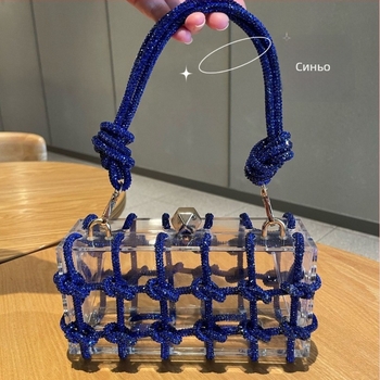 Акрилна кутия вечерна чанта с кристали, прозрачна, със заключване, вътрешни джобове за телефон и лична карта, без подплата, с една презрамка (Материал: акрил; Форма: кутия; Затваряне: заключване; Вътрешни джобове: телефон, лична карта; Подплата: без)}