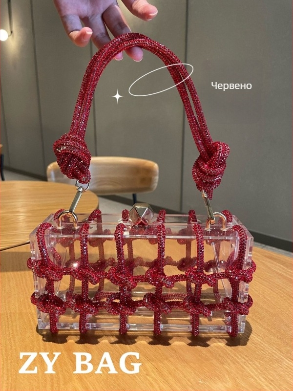 Акрилна кутия вечерна чанта с кристали, прозрачна, със заключване, вътрешни джобове за телефон и лична карта, без подплата, с една презрамка (Материал: акрил; Форма: кутия; Затваряне: заключване; Вътрешни джобове: телефон, лична карта; Подплата: без)}
