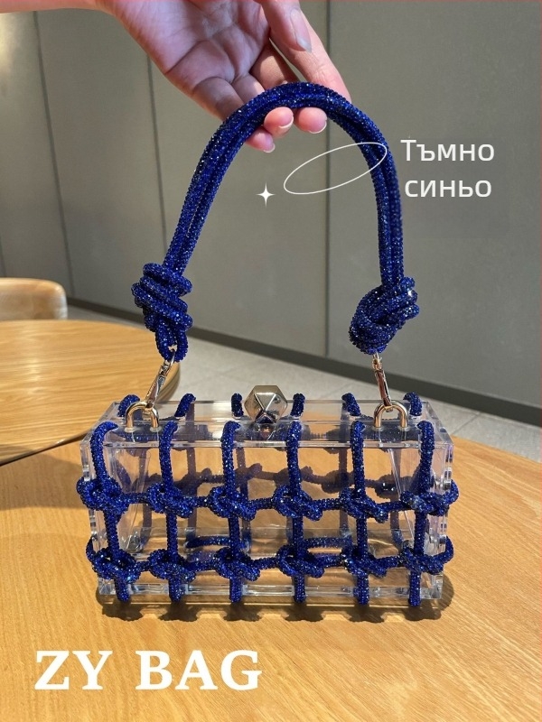 Акрилна кутия вечерна чанта с кристали, прозрачна, със заключване, вътрешни джобове за телефон и лична карта, без подплата, с една презрамка (Материал: акрил; Форма: кутия; Затваряне: заключване; Вътрешни джобове: телефон, лична карта; Подплата: без)}