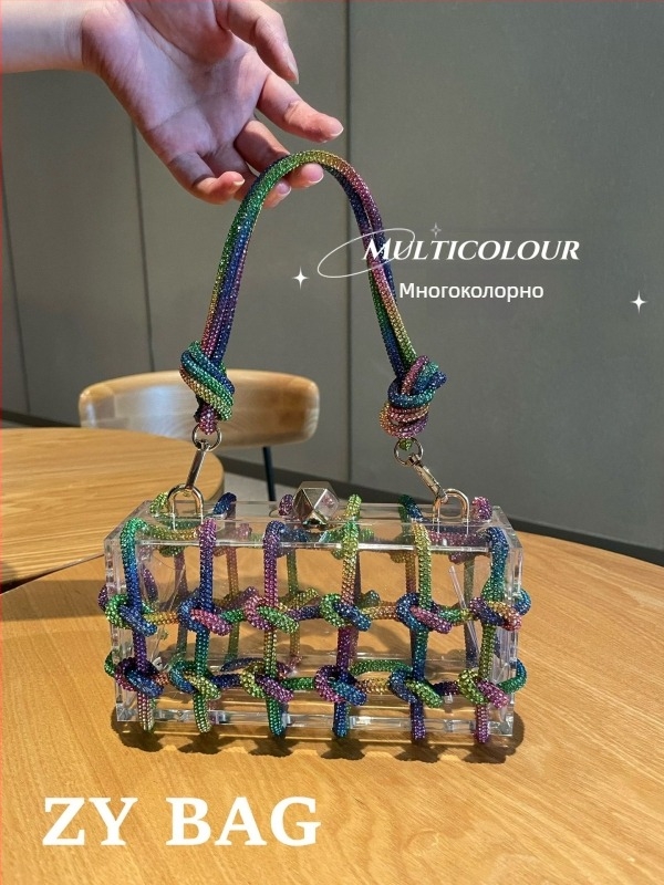 Акрилна кутия вечерна чанта с кристали, прозрачна, със заключване, вътрешни джобове за телефон и лична карта, без подплата, с една презрамка (Материал: акрил; Форма: кутия; Затваряне: заключване; Вътрешни джобове: телефон, лична карта; Подплата: без)}