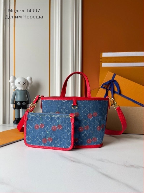 Чанта през рамо от естествена кожа, хоризонтално квадратна форма, отваряне с кука, вътрешен джоб за телефон и ламиниран джоб с цип, зимно издание 2025.