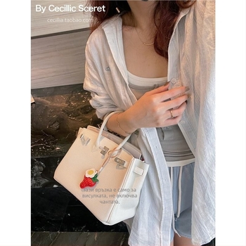 Ръчно изработена висулка за чанта, 3D ягодова форма, PU материал, декоративна украса, есен 2025