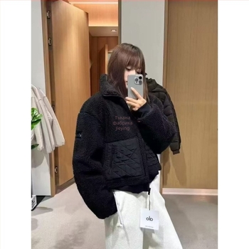 Jieying женско късо яке от памук‑кашмирена смес (80–90% памук, кашмир под 30%) - свободен крой, удебелено, ежедневен стил с висока яка - Есен 2025