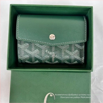 Портфейл с три сгъвания и седем отделения за карти (PVC материал; начин на отваряне: капак; голям отдел за банкноти)