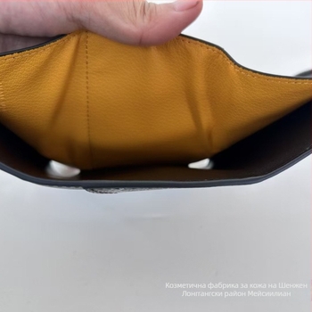 Портфейл с три сгъвания и седем отделения за карти (PVC материал; начин на отваряне: капак; голям отдел за банкноти)