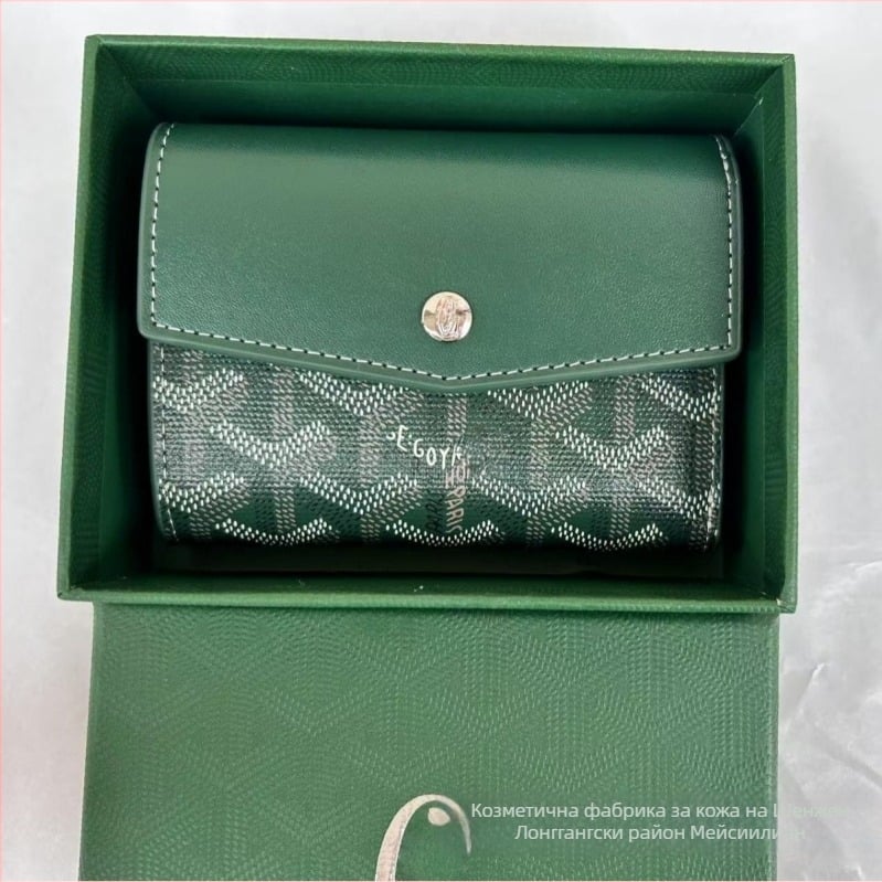 Портфейл с три сгъвания и седем отделения за карти (PVC материал; начин на отваряне: капак; голям отдел за банкноти)