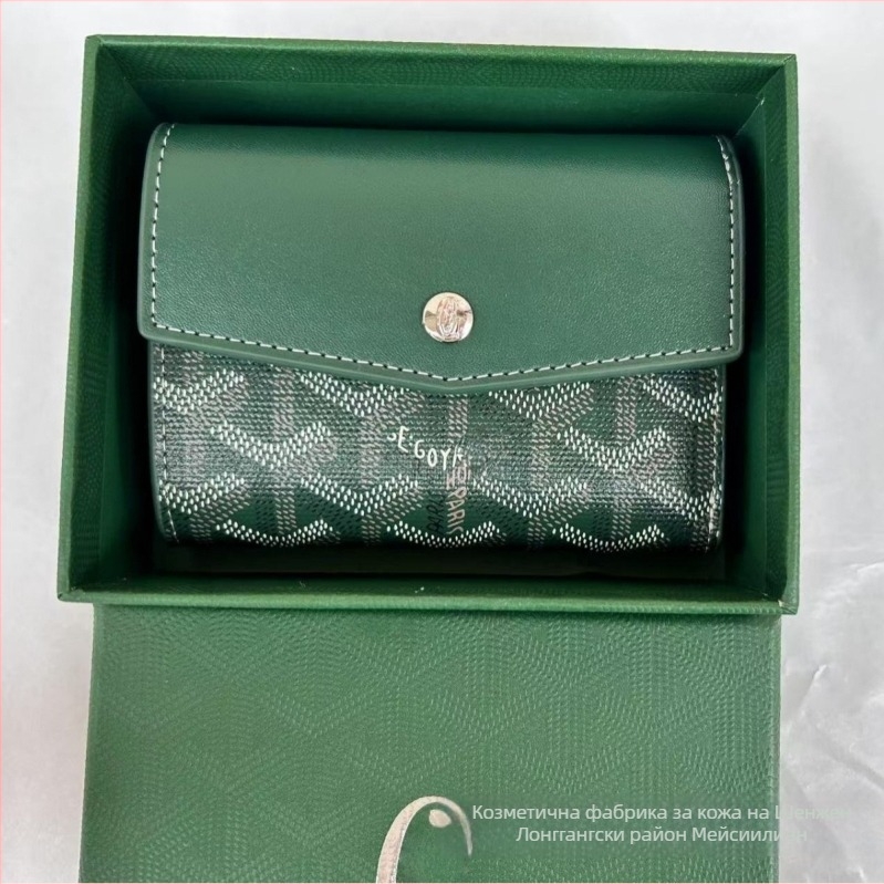 Портфейл с три сгъвания и седем отделения за карти (PVC материал; начин на отваряне: капак; голям отдел за банкноти)