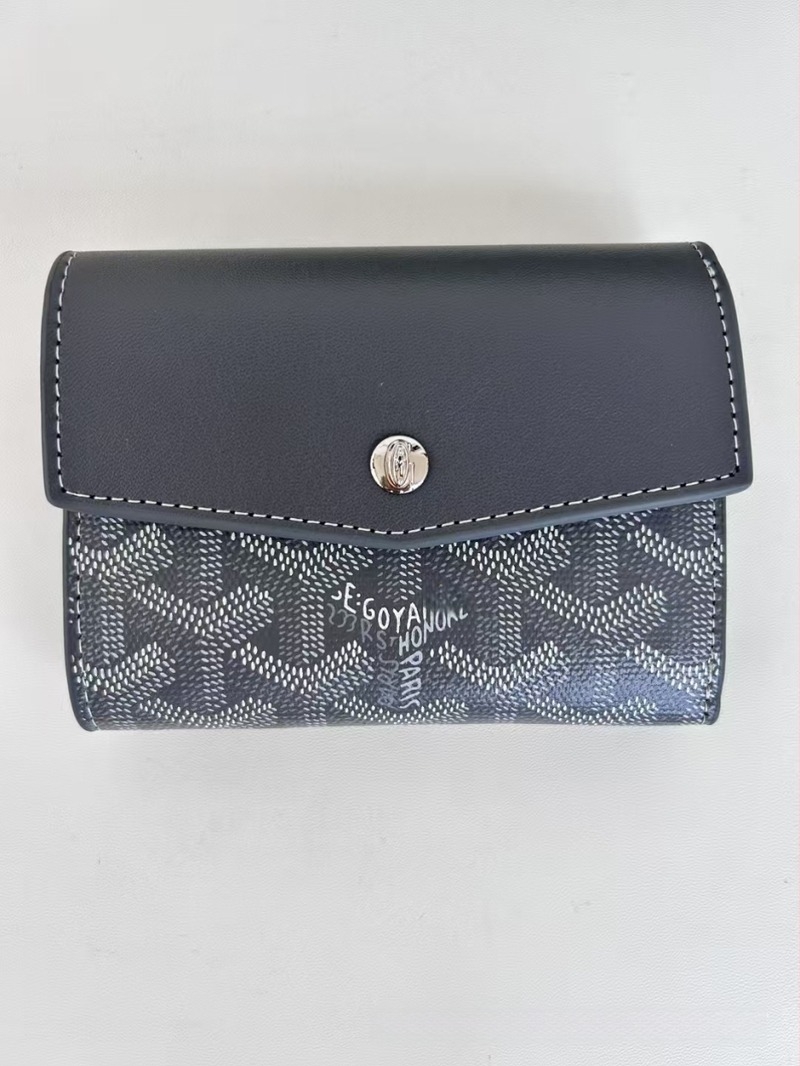 Портфейл с три сгъвания и седем отделения за карти (PVC материал; начин на отваряне: капак; голям отдел за банкноти)