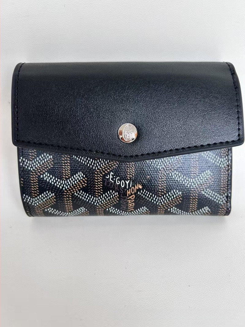 Портфейл с три сгъвания и седем отделения за карти (PVC материал; начин на отваряне: капак; голям отдел за банкноти)