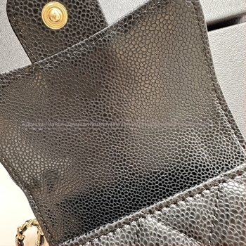 Чанта за мобилен телефон от първокласна кожа, вертикална квадратна форма, презрамка с верига — характеристики: материя: естествена кожа; затваряне: покрито; вътрешност: слот за снимки; презрамка: верига