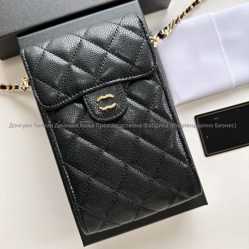 Чанта за мобилен телефон от първокласна кожа, вертикална квадратна форма, презрамка с верига — характеристики: материя: естествена кожа; затваряне: покрито; вътрешност: слот за снимки; презрамка: верига