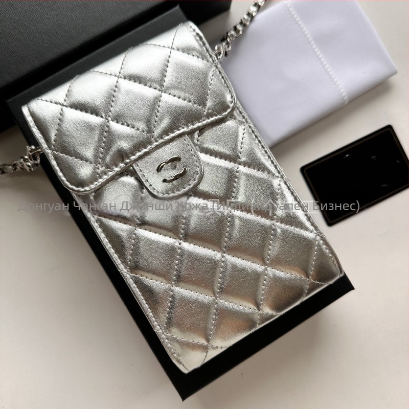 Чанта за мобилен телефон от първокласна кожа, вертикална квадратна форма, презрамка с верига — характеристики: материя: естествена кожа; затваряне: покрито; вътрешност: слот за снимки; презрамка: верига