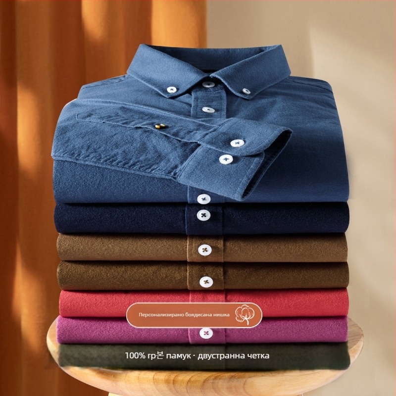 Риза от чист памук с brushed завършек, яка с ла-пел, джоб детайл, едноцветна, дишаща и влагоотвеждаща.