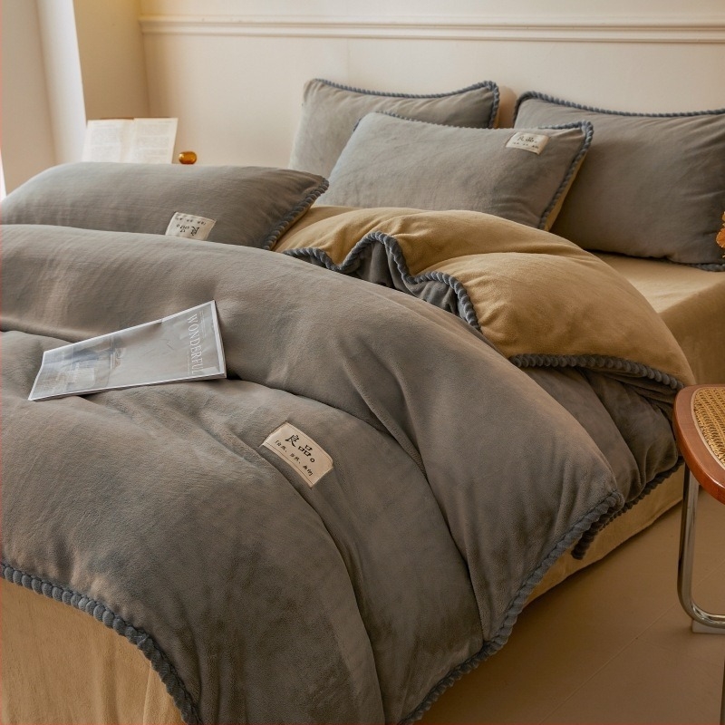 Спален комплект с четири части, млековиден кадифен материал, твилова и подплатена конструкция, тегло 4000–4500 г, подходящ за зима и есен, пълнеж полиестер, запазва топлината