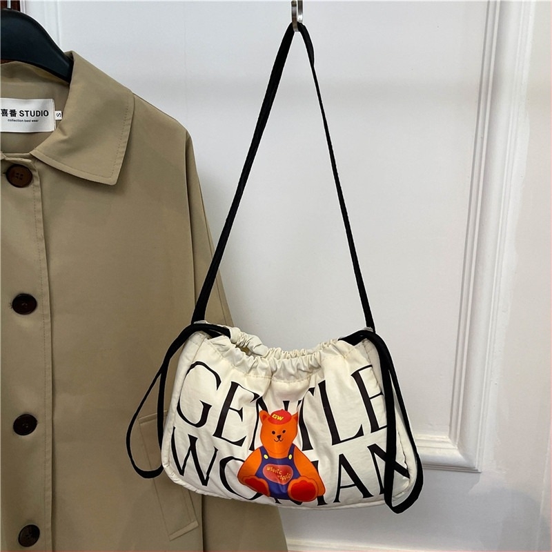 Чанта Dumpling от Oxford плат, лято 2024, хоризонтална квадратна форма, отваряне с лента, една презрамка