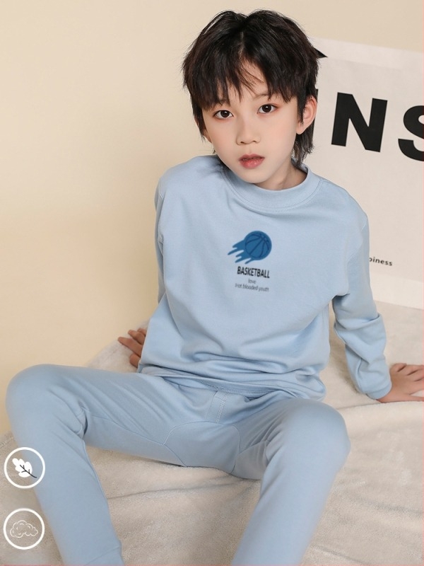 Детски термо комплект от 100% памук за момчета — горнище и долнище, за пролетно‑есенен и зимен сезон, запазва топлината.