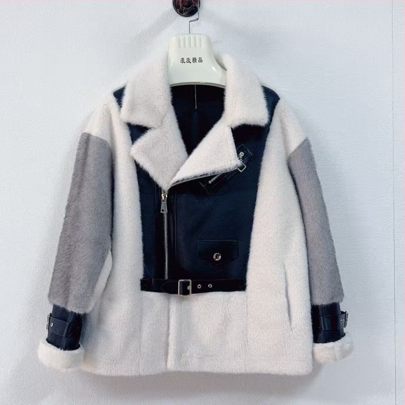 Дамско палто от изкуствен пух в мотоциклетен стил, с пухена яка, V-образно деколте и дълги ръкави